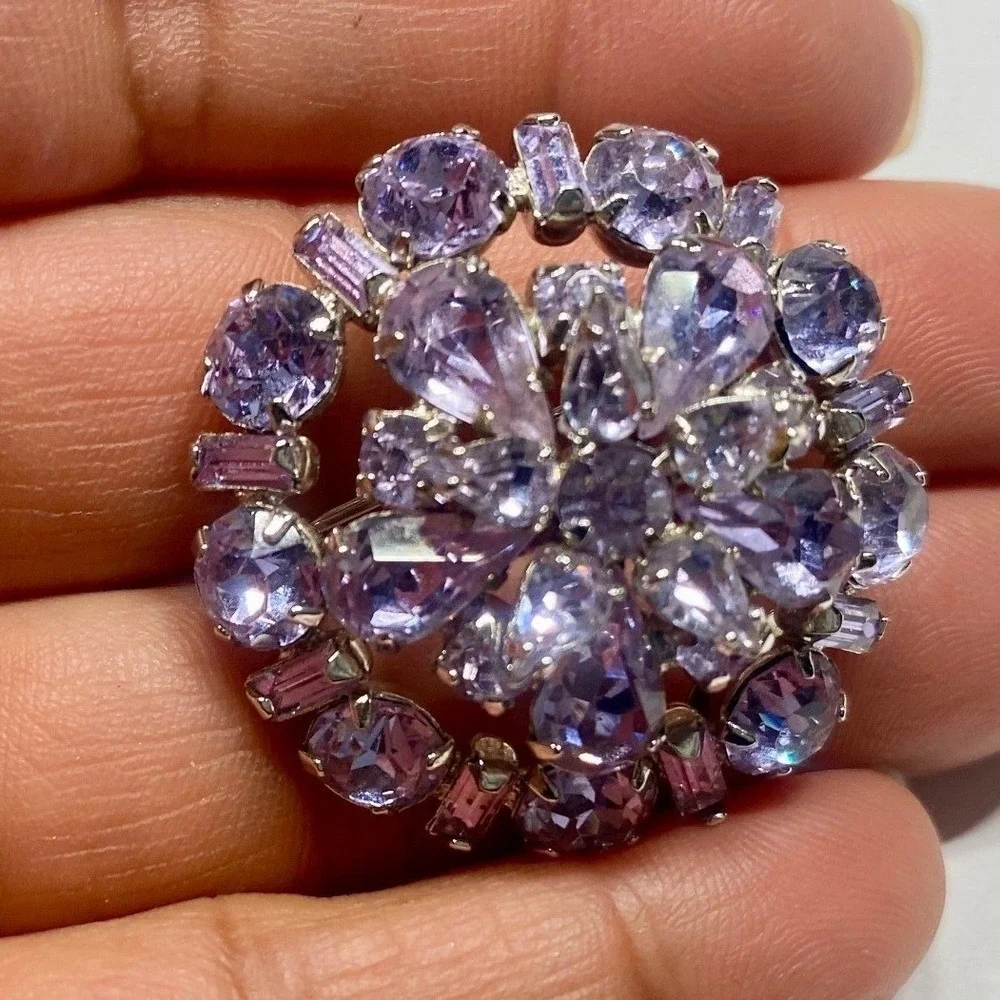 SHERMAN VINTAGE PURPLE LAVENDER RHINESTONE WREATH BROOCH SILVER‎ TONE FLORAL PIN